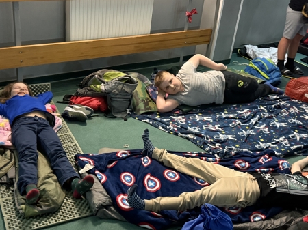 Nocowanie w szkole uczniów klasy 5b i 5c