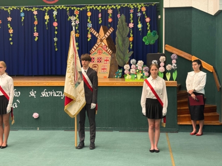 Uroczyste przekazanie sztandaru podczas zakończenia roku szkolnego 2024/2025