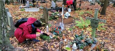 Sprzątanie cmentarza
